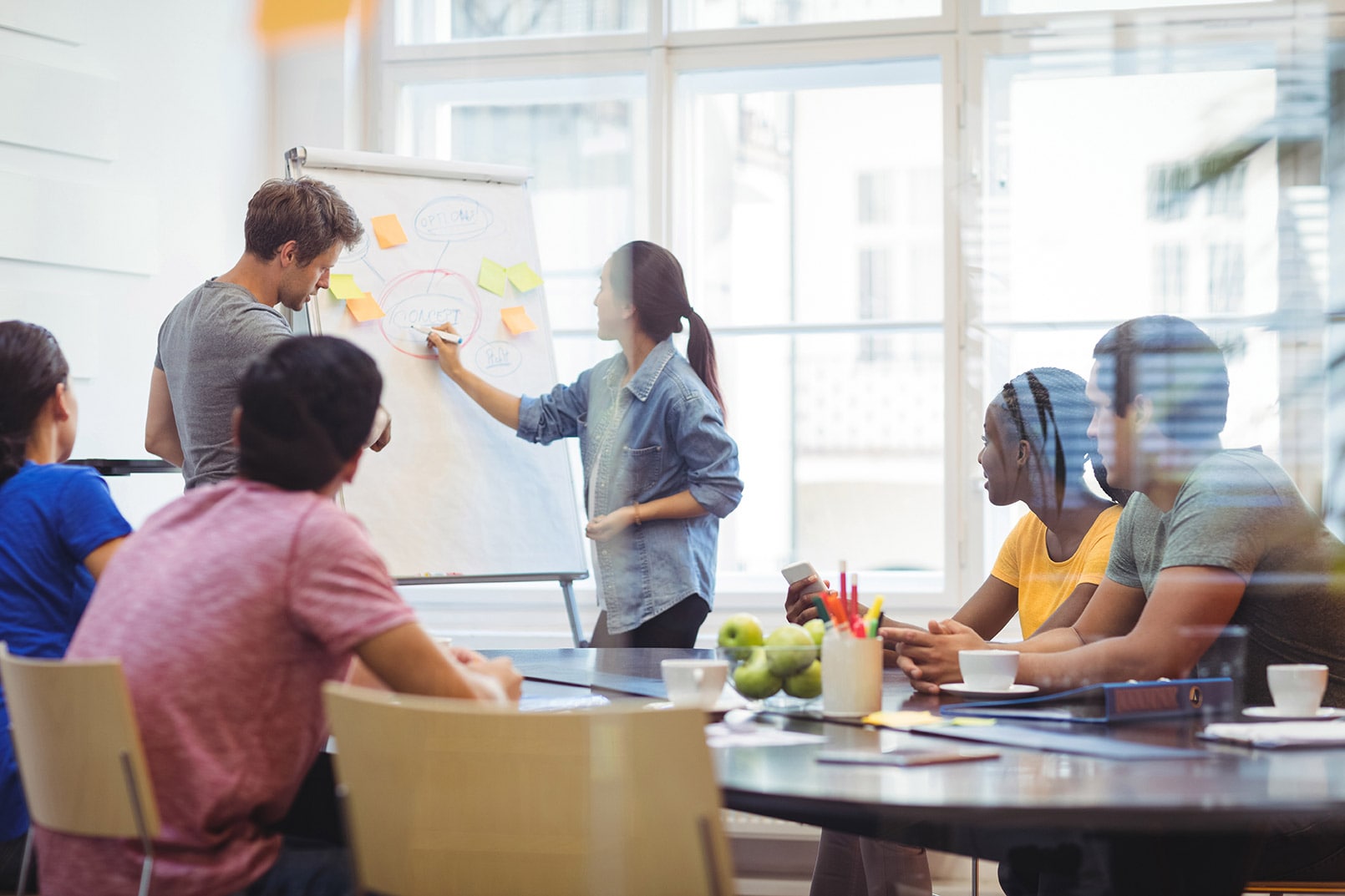 Groupe de travail dans une salle de reunion, équipe métissé