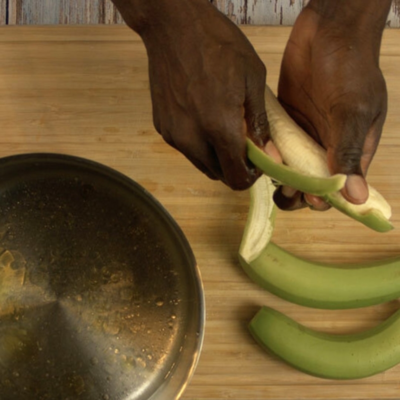 Chef Jean-Rony Leriche épluche une banane verte