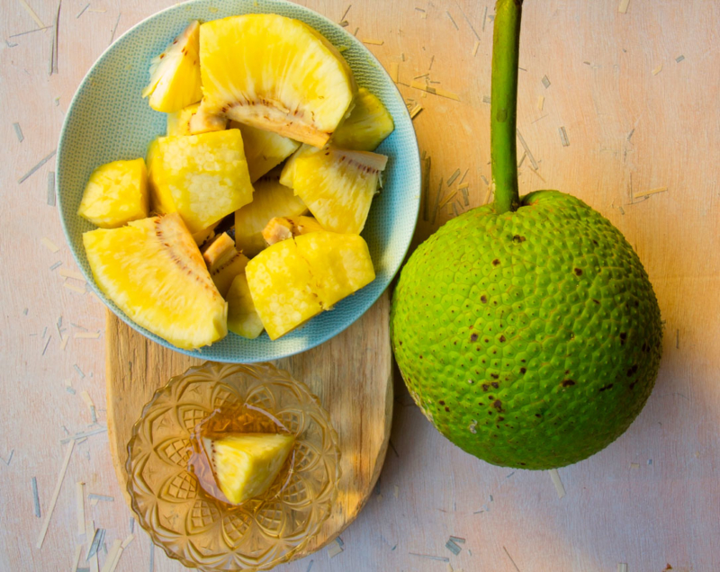 vue du dessus plat de fruit à pain coupé